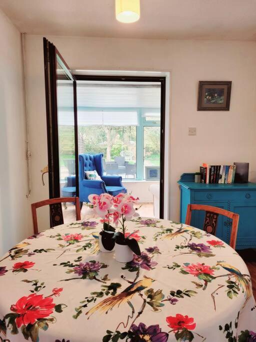 Riverside Bungalow - Direct River Access! Ystradgynlais Esterno foto