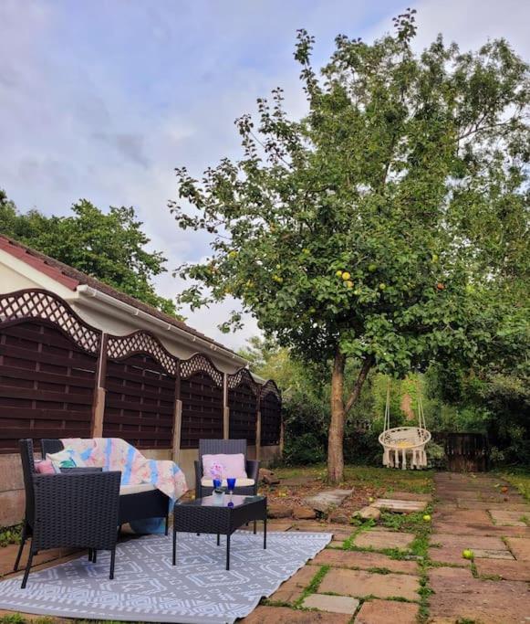 Riverside Bungalow - Direct River Access! Ystradgynlais Esterno foto